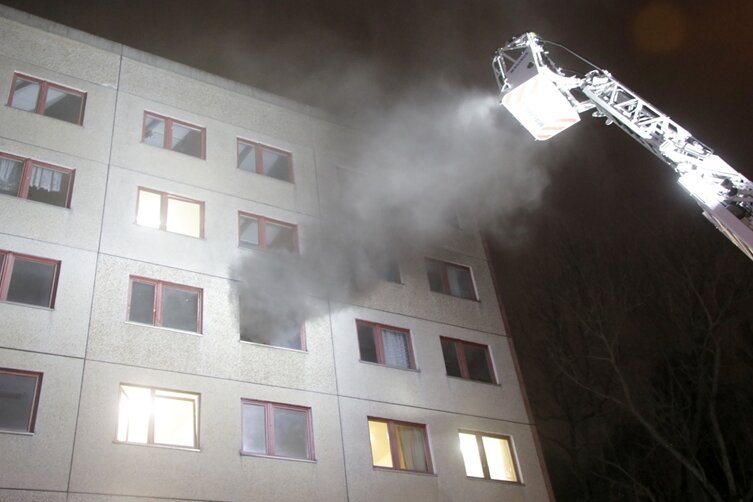 Feuer in Chemnitzer Asylunterkunft - ein Verletzter - Im dritten Obergeschoss der Asylunterkunft brach am Mittwochabend das Feuer aus.