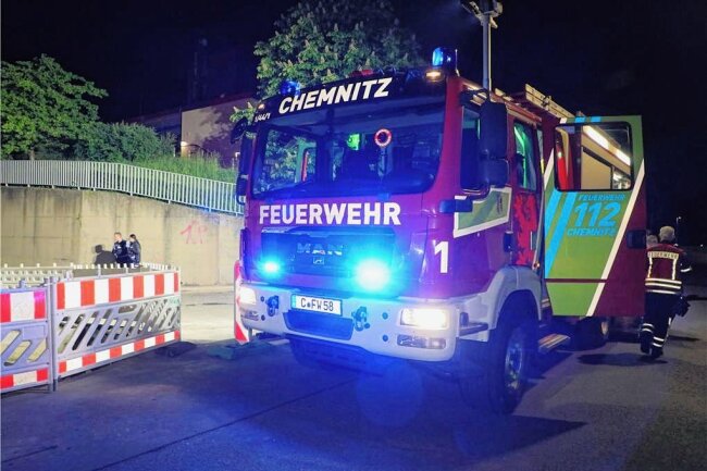 Feuer in Chemnitzer Wohngebiet - Die Chemnitzer Feuerwehr musste in der Nacht zu Sonntag in den Stadtteil Markersdorf ausrücken. 