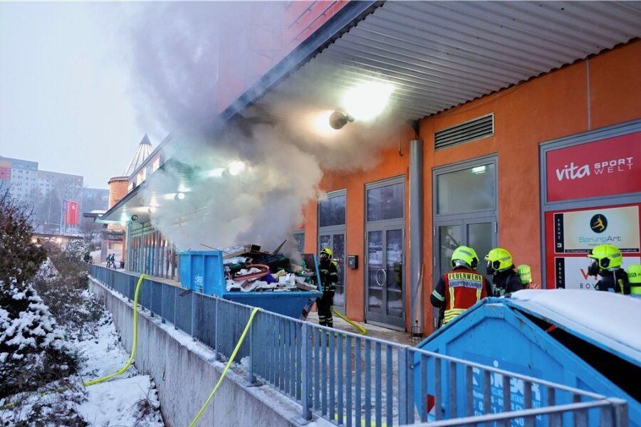 Feuer in Container am Vita-Center in Chemnitz - Brand in einem Bauschuttcontainer am Vita-Center am Mittwochnachmittag. 