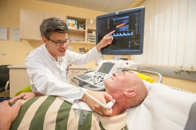 Feuer in den Blutgefäßen - Gefäßchirurg Dr. Mirko Esche vom Klinikum Chemnitz untersucht per Ultraschall die Halsschlagader von Michael Adomat.