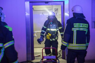 Feuer in der Obermarkt-Toilette in Freiberg - Die Feuerwehr bei der Löschung des Brandes in der Obermarkt-Toilette.