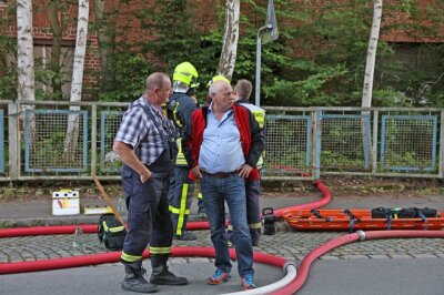 Feuer in ehemaliger Färberei - Glauchaus Bürgermeister Peter Dressler machte sich vor Ort ein Bild von der Lage.