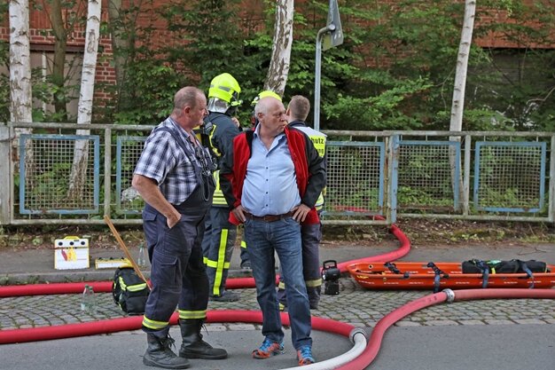 Feuer in ehemaliger Färberei - Glauchaus Bürgermeister Peter Dressler machte sich vor Ort ein Bild von der Lage.