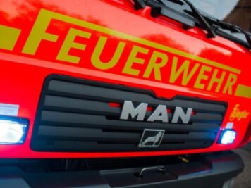 Feuer in Freilufthalle in Rübenau ausgebrochen - 