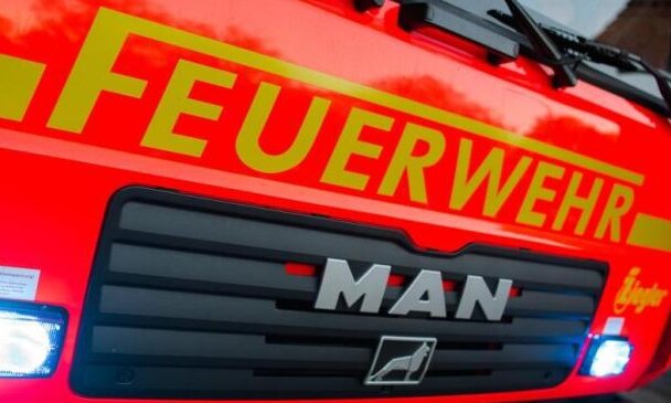 Feuer in Freilufthalle in Rübenau ausgebrochen - 