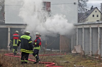 Eine brennende Garage an der Waldenburger Straße in Glauchau-Jerisau hat am Freitag die Feuerwehr auf den Plan gerufen.