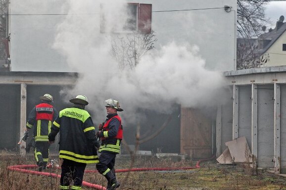 Eine brennende Garage an der Waldenburger Straße in Glauchau-Jerisau hat am Freitag die Feuerwehr auf den Plan gerufen.