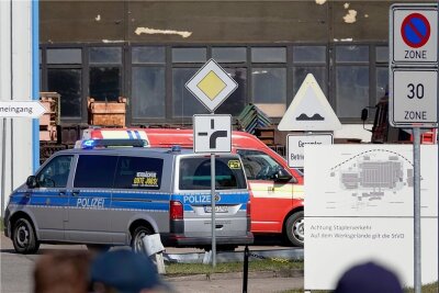 Feuer in Gießerei in Chemnitz: Letzte Verletzte aus Krankenhaus entlassen - Einsatzkräfte von Polizei und Feuerwehr auf dem Werksgelände.