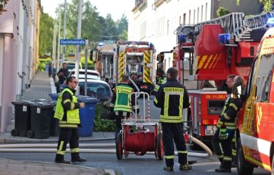 Feuer in Glauchauer Wohnstätte für psychisch Kranke - Großeinsatz in Glauchau: Die Feuerwehr war mit elf Fahrzeugen zum Brandort in der Oberstadt ausgerückt.
