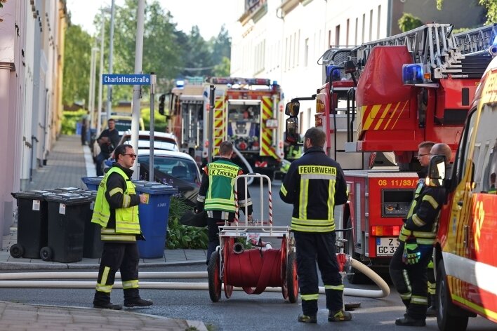 Feuer in Glauchauer Wohnstätte für psychisch Kranke - Großeinsatz in Glauchau: Die Feuerwehr war mit elf Fahrzeugen zum Brandort in der Oberstadt ausgerückt.