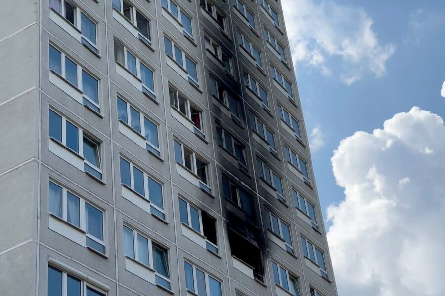 Feuer in Hochhaus: Ermittlungen wegen Brandstiftung - Ruß ist an der Fassade eines Hochhauses zu sehen.