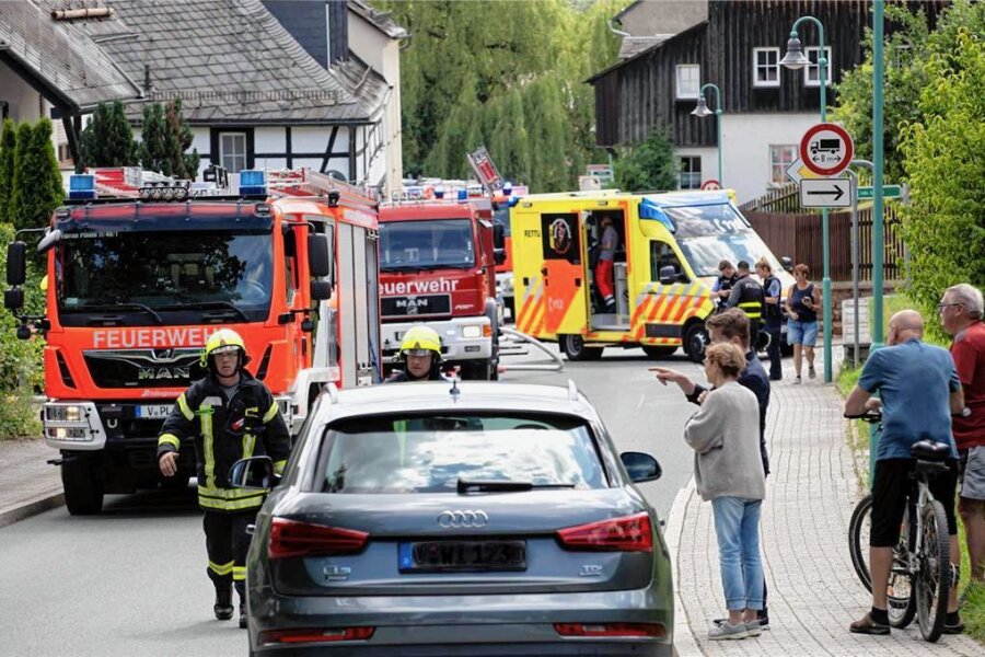 Feuer in Jößnitz: Nachbar rettet 81-Jährige aus brennendem Haus - Feuerwehreinsatz im Zentrum von Jößnitz.