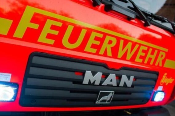 Feuer in Lagerraum nach fahrlässiger Brandstiftung - Ein Brand hat am Freitagnachmittag Einsatzkräfte in Eibenstock auf den Plan gerufen. Kameraden der Feuerwehr verhinderten Schlimmeres. 