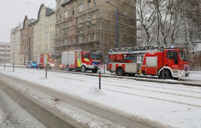 Feuer in leerstehendem Gebäude - Die Feuerwehr konnte den Brand im leerstehenden Gebäude an der Bernsdorfer Straße löschen.