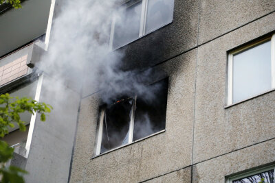 Feuer in leerstehender Wohnung - Haus evakuiert - 