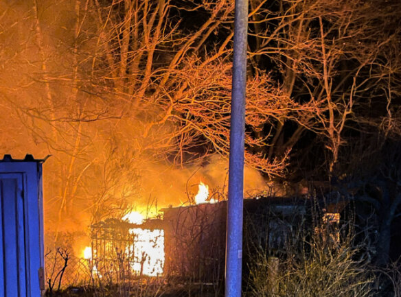 Feuer in Limbach-Oberfrohna: Geräteschuppen in Flammen - 