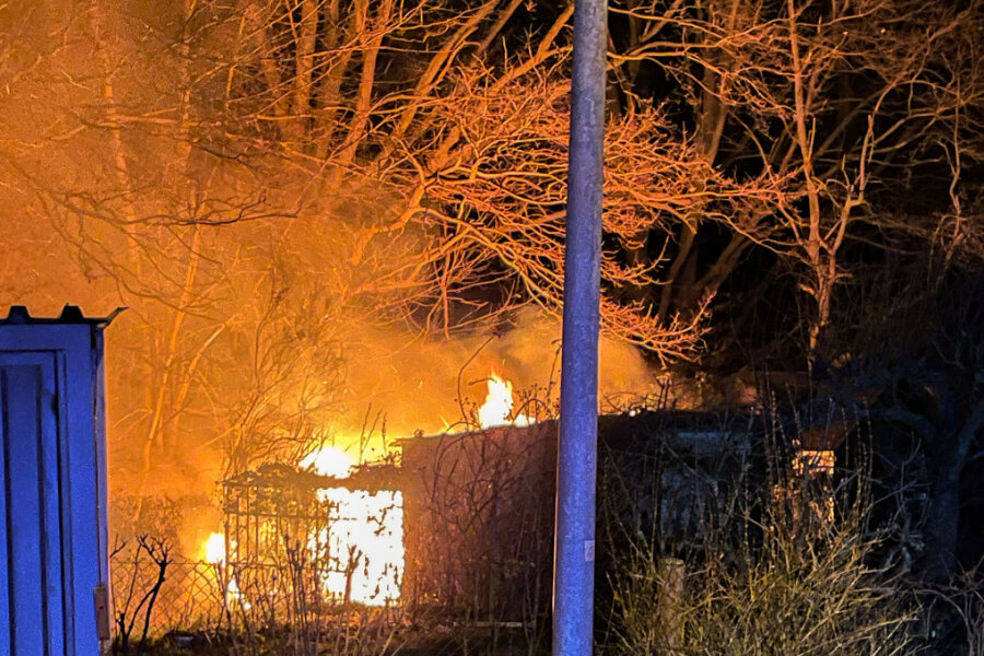 Feuer in Limbach-Oberfrohna: Geräteschuppen in Flammen - 