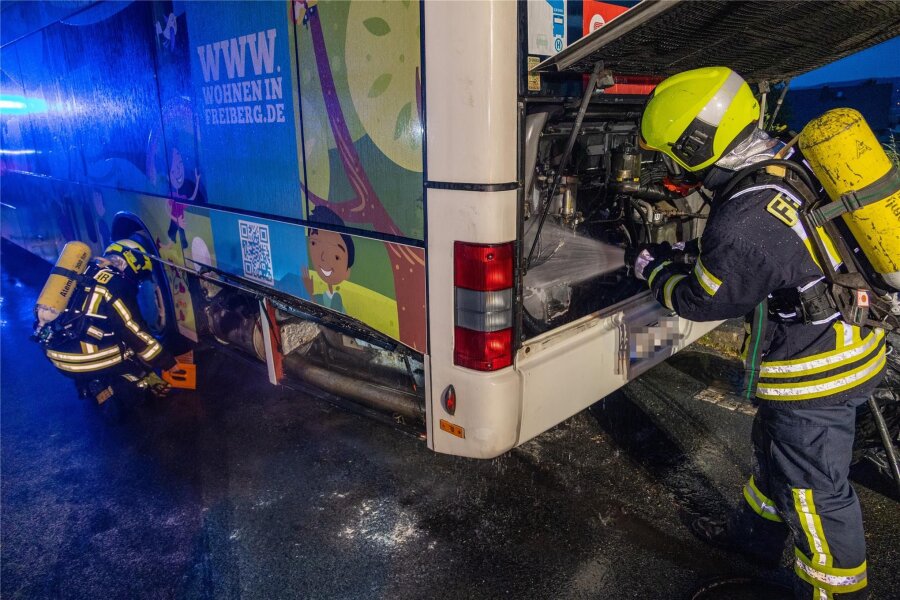 Feuer in Linienbus im Erzgebirge: Fahrer verhindert Schlimmeres - Im Motorraum eines Linienbusses in Schneeberg ist am Dienstagabend ein Feuer ausgebrochen.