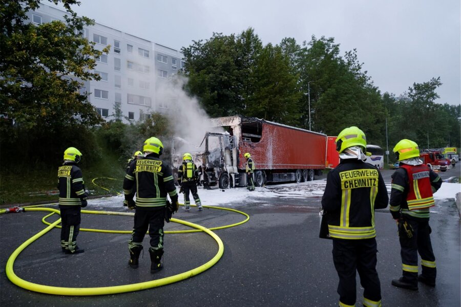 Feuer in Lkw in Chemnitz: Das sagt die Polizei zur Ursache - Gegen 4.30 Uhr am Montagmorgen fing ein Laster Feuer. Das Führerhaus brannte komplett aus.