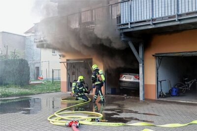 Feuer in Mehrfamilienhaus im Chemnitztal - Infolge des Brandes im Chemnitzer Stadtteil Furth kam es zu erheblicher Rauchentwicklung. 