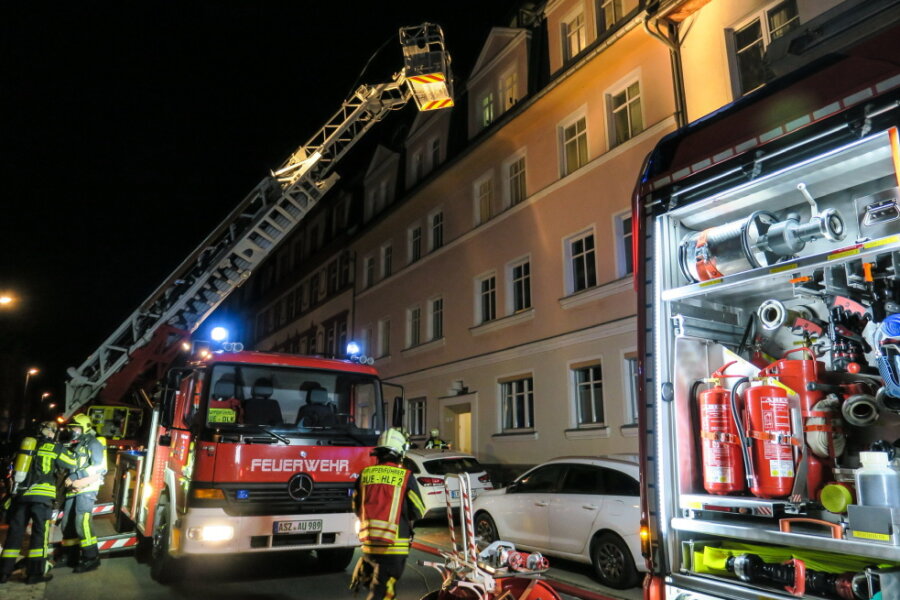 Feuer in Mehrfamilienhaus in Aue - Polizei ermittelt wegen fahrlässiger Brandentstehung - 