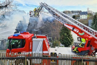 Feuer in Niedercrinitz: Flammen schlagen 15 Meter hoch - In Niedercrinitz hat es am Montag ein Dachstuhl gebrannt. 