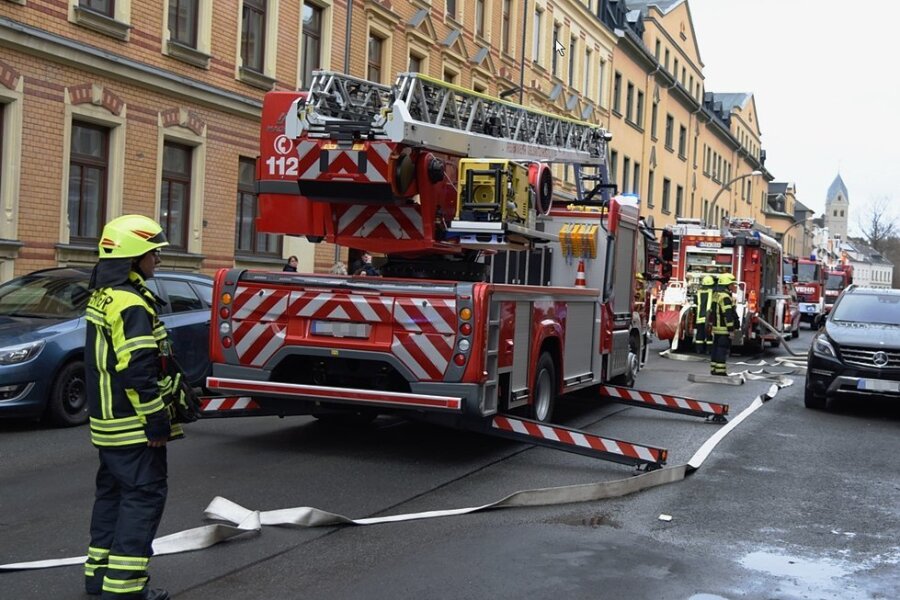 In der Küche eines Mehrfamilienhauses an der August-Bebel-Straße in Oelsnitz ist am Freitagnachmittag ein Feuer ausgebrochen. Foto: Christian Schubert