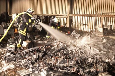 In Zwickau brannte am Sonntag Elektronikschrott in einem offenem Lager auf dem Grundstück einer Recyclingfirma. 