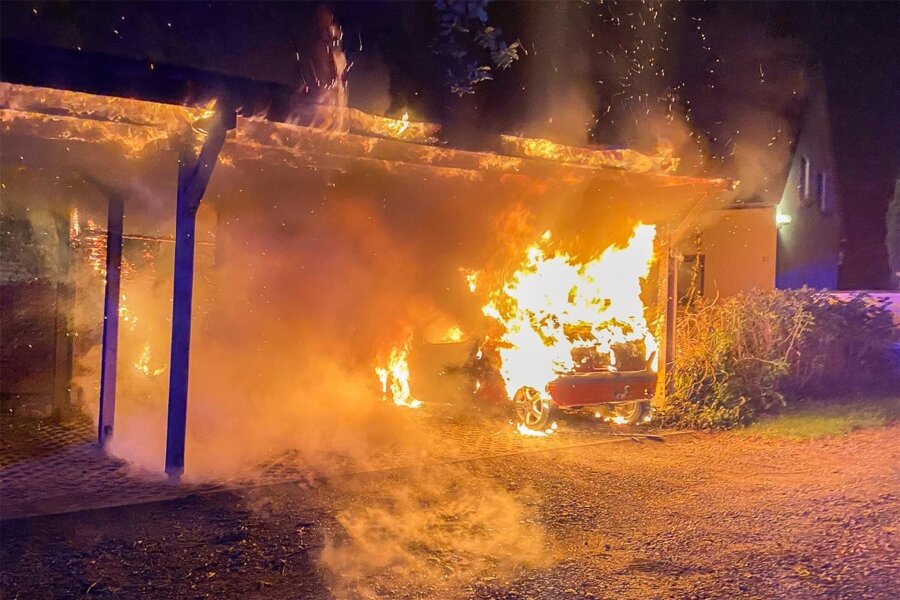 Feuer in Rodewisch: Auto und Carport zerstört - In der Nacht zu Freitag hat ein Carport in Rodewisch gebrannt. Ein Kleinwagen wurde dabei zerstört.