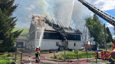 Feuer in Scheune und Wohnhaus in Garnsdorf: Polizei gibt Details zur Brandursache bekannt - In einer Scheune und einem Wohnhaus in Garnsdorf war es am Donnerstagnachmittag zu einem Brand gekommen. 