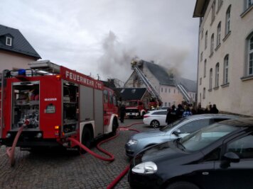 Feuer in Schneeberg war wohl Brandstiftung - Bei der Brandbekämpfung wurde ein Feuerwehrmann verletzt.