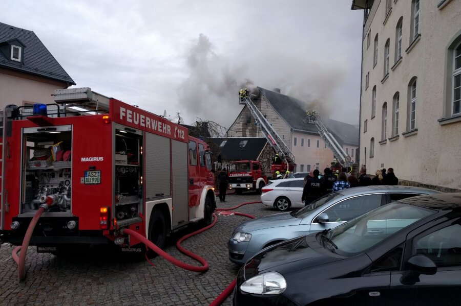 Feuer in Schneeberg war wohl Brandstiftung - Bei der Brandbekämpfung wurde ein Feuerwehrmann verletzt.