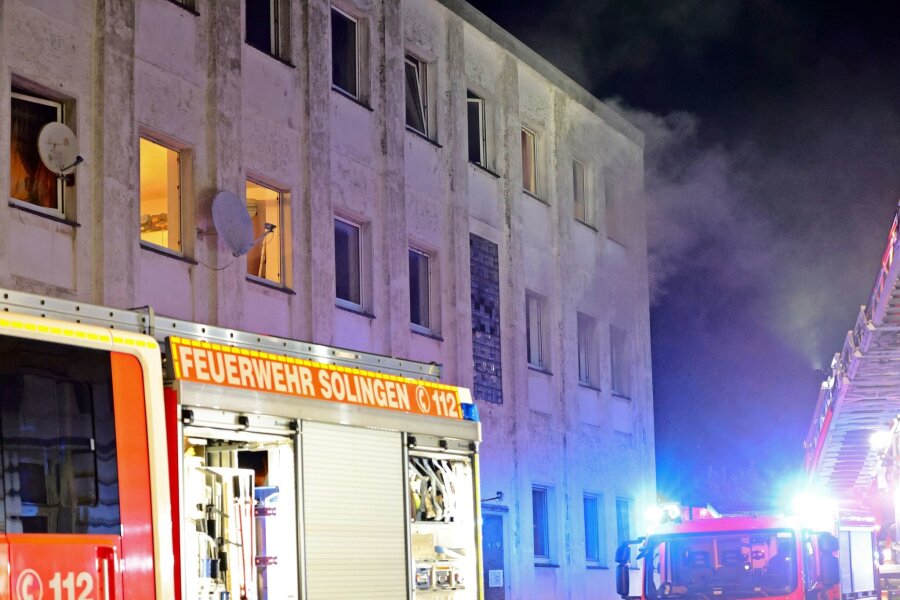 Feuer in Solingen: Mordkommission ohne konkreten Tatverdacht - Bei dem Hausbrand in Solingen sind etliche Menschen verletzt worden, darunter auch die Besatzung des ersten eingetroffenen Rettungswagen.