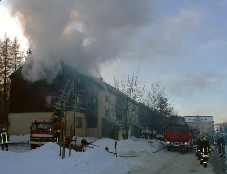 Feuer macht ganzes Haus unbewohnbar - 
              <p class="artikelinhalt">Sechs Wohnungen mussten am Freitag nach diesem Brand in Scheibenberg evakuiert werden. Die Flammen hatten sich ihren Weg aus einer Küche bis zum Dach gebahnt. </p>
            