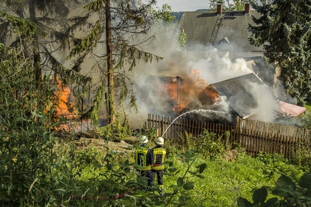 Feuer: Polizei sucht nach Brandursache - Der Großbrand vom 16. Juli zerstörte mehrere Schuppen sowie Arbeitsgeräte und Maschinen.