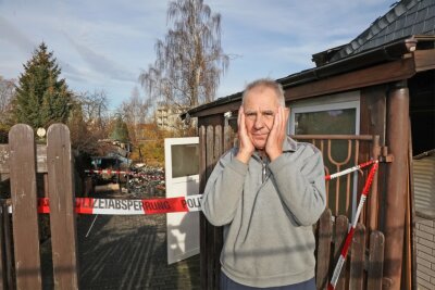 Feuer raubt Senioren-Paar zum zweiten Mal das Zuhause - Heinz Wemme vor seinem zerstörten Heim. 