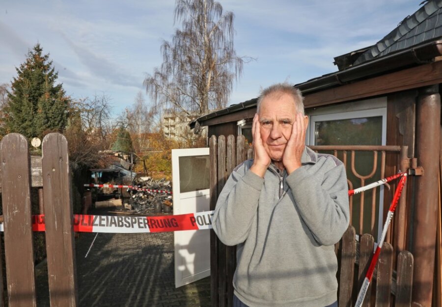 Feuer raubt Senioren-Paar zum zweiten Mal das Zuhause - Heinz Wemme vor seinem zerstörten Heim. 