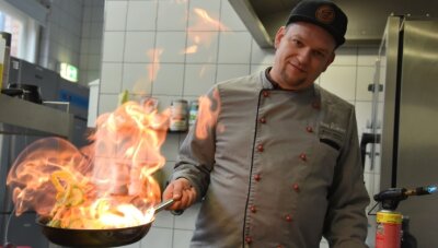 Feuer und Flamme fürs Albert - Michael Büttner, Betriebsleiter und Chefkoch im Restaurant "Das Albert" bei der Arbeit in der Küche.
