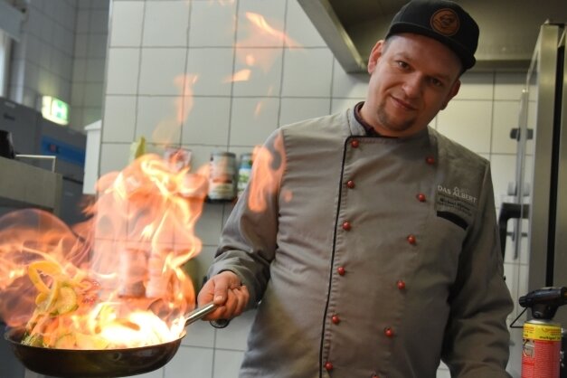 Feuer und Flamme fürs Albert - Michael Büttner, Betriebsleiter und Chefkoch im Restaurant "Das Albert" bei der Arbeit in der Küche.