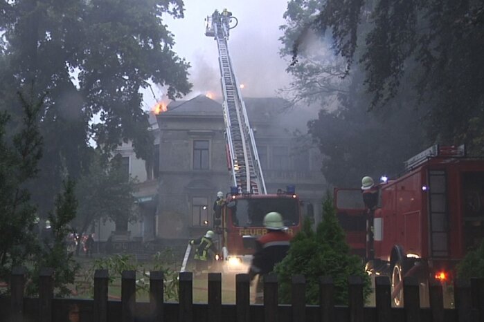 
              <p class="artikelinhalt">Als die Feuerwehr gegen 4.40 Uhr eintraf, brannte der Dachstuhl der Villa bereits lichterloh.</p>
            