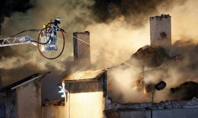 Feuer vernichtet Stall in Marienberg - 119 Feuerwehrleute waren im Einsatz, um den Brand in dem Marienberger Kälberstall zu löschen