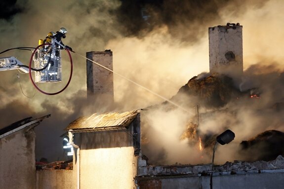 Feuer vernichtet Stall in Marienberg - 119 Feuerwehrleute waren im Einsatz, um den Brand in dem Marienberger Kälberstall zu löschen