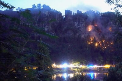 Feuer wütet direkt unterhalb der Touristenattraktion Bastei - Direkt unterhalb der Basteibrücke stand in der Nacht zu Montag ein Wald in Flammen. Es könnte Brandstiftung gewesen sein. 
