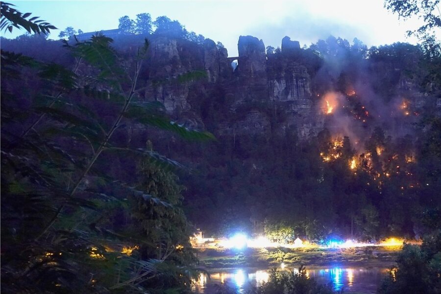 Direkt unterhalb der Basteibrücke stand in der Nacht zu Montag ein Wald in Flammen. Es könnte Brandstiftung gewesen sein. 