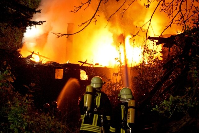 Das Feuer zerstörte sowohl ein leerstehendes Wohnhaus als auch eine Scheune in Oberlungwitz. 