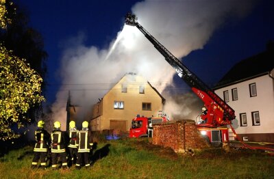 Feuer zerstört Wohnhaus in Schweikershain - 