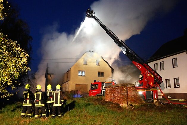 Feuer zerstört Wohnhaus in Schweikershain - 
