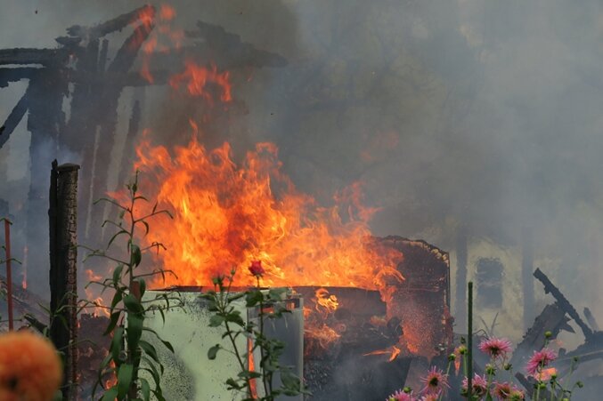 Feuer zerstört Gartenlauben - 
