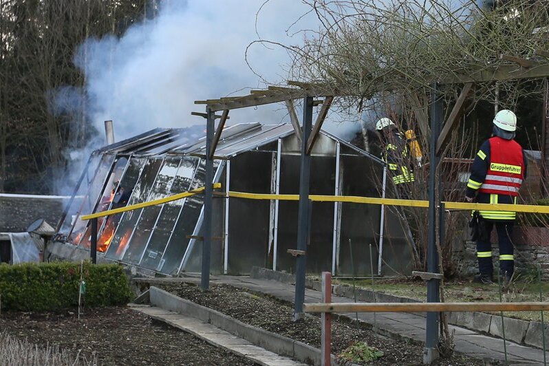 Feuer zerstört Gewächshaus - 