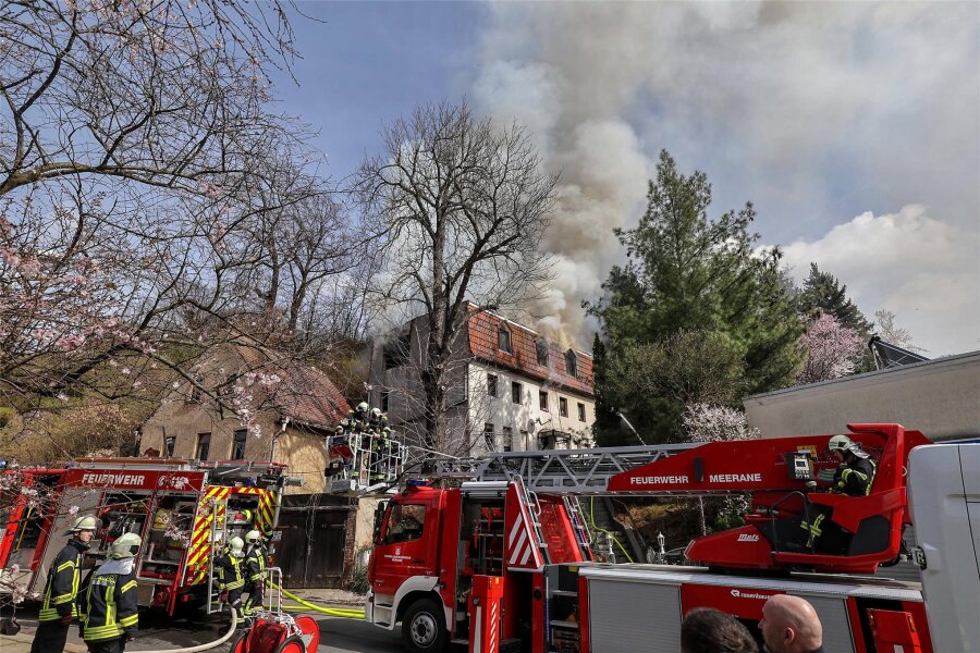 Feuer zerstört Haus in Meerane: Polizei schätzt Schaden auf rund 400.000 Euro - Ein Feuer hat am Mittwoch ein Haus an der Schönberger Straße zerstört. Hier waren 32 Feuerwehrleute im Einsatz.